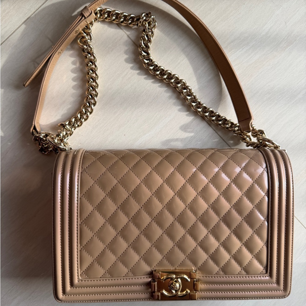 CHANEL boy bag patent leather beige/pink